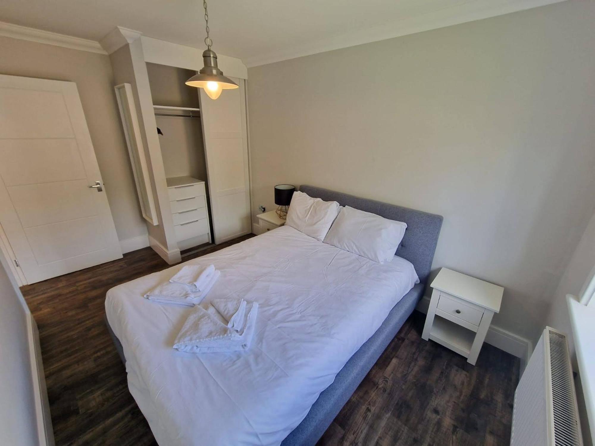 The Lakes Rookley المظهر الخارجي الصورة A bedroom in a serviced apartment