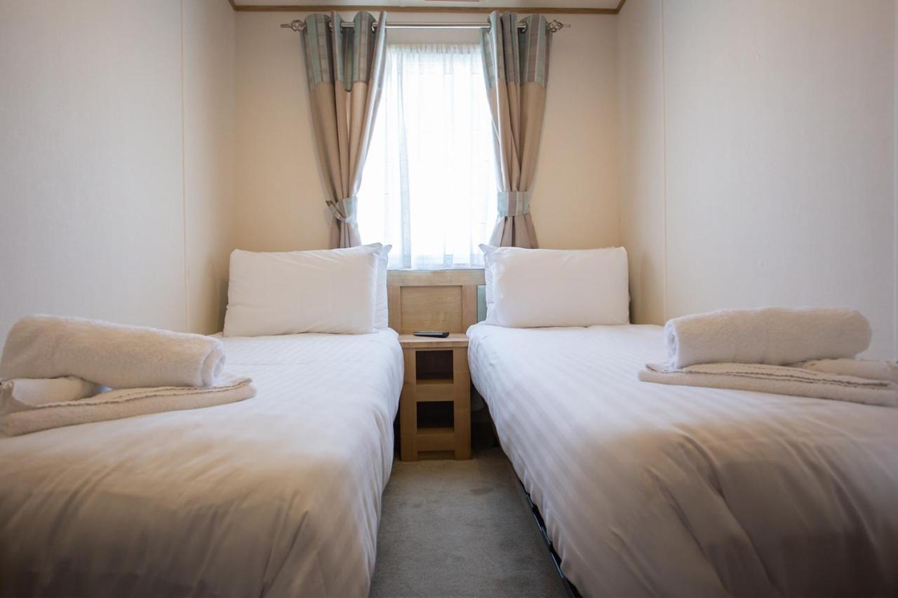 The Lakes Rookley المظهر الخارجي الصورة A room at a capsule hotel in Tokyo