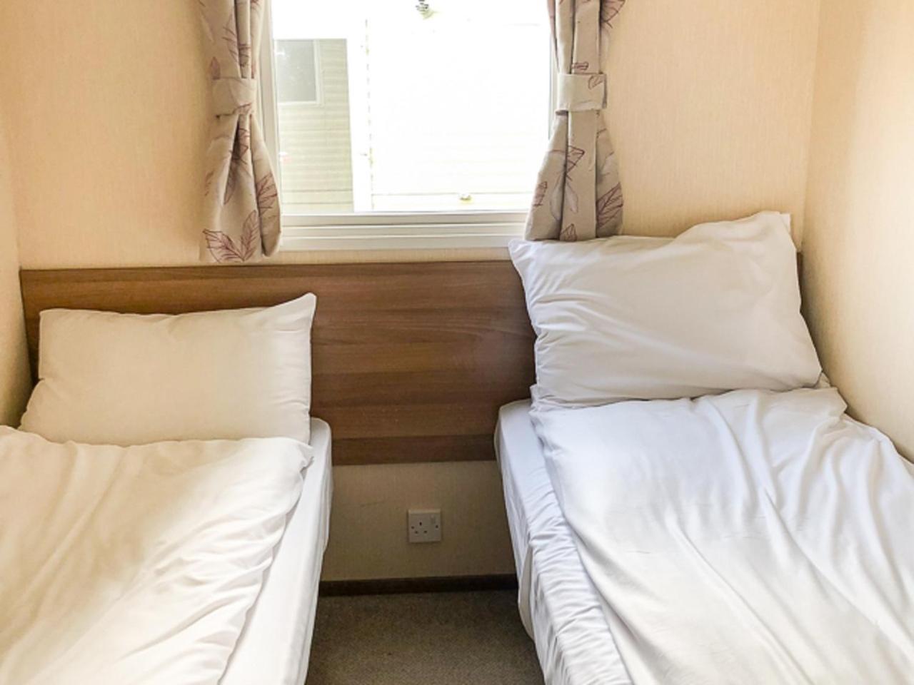 The Lakes Rookley الغرفة الصورة Twin beds