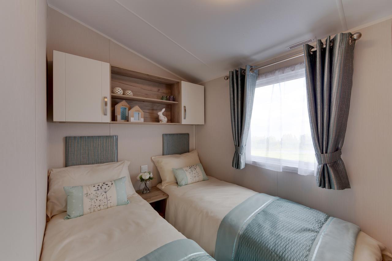 The Lakes Rookley المظهر الخارجي الصورة A bedroom in a static