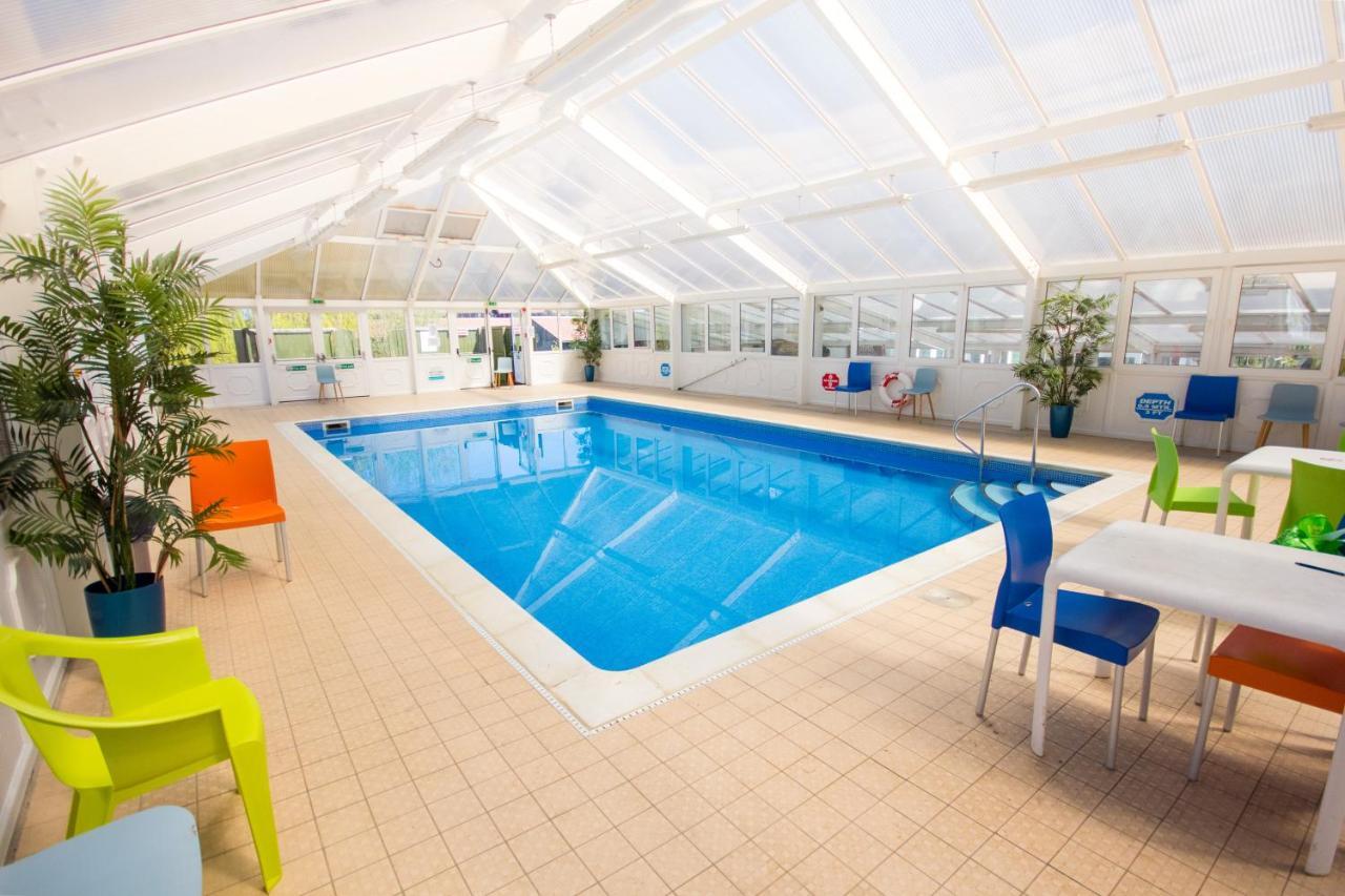 The Lakes Rookley المظهر الخارجي الصورة The swimming pool at the leisure centre